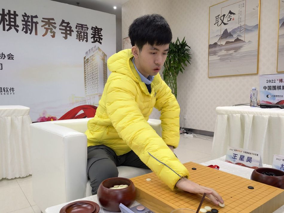 《剑回何处》讲述女刺客白夜身负灭门杀仇，为谋杀敌人背背师命擅自步履。掉败后，白夜被华都所救渐生情素。但华都倒是敌人之子，师父尹机也试牟利用她告竣本身目标，白夜面对决定“剑”回何处…